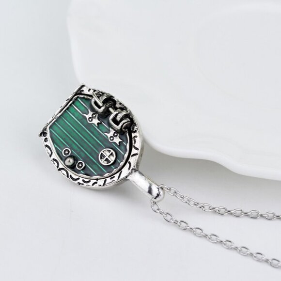 Silver Hobbit Hole, Lord of The‎ Rings Pendant Locket Necklace - Green Door - Picture 5 of 6